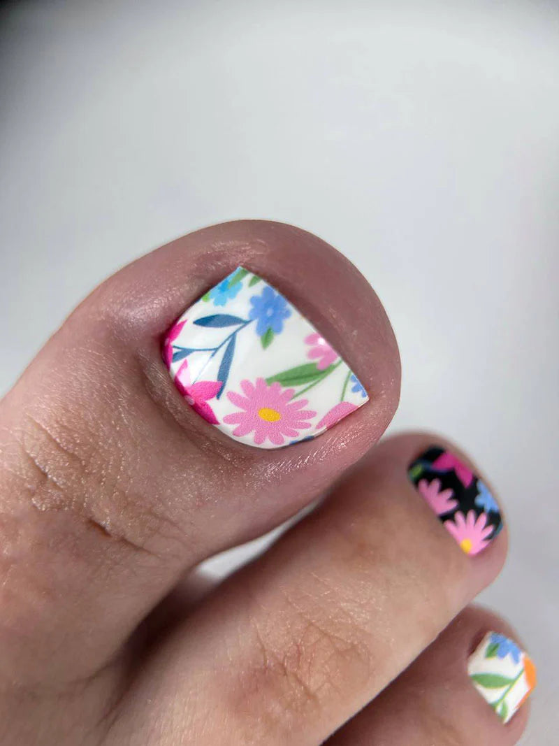 Pedicure Small Flowers. Black and White Background. Nail wrap WR-636
